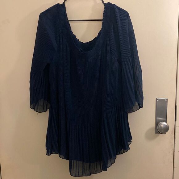 City Chic NWT Top Pleated Off the Shoulder Shirt - Picture 2 of 5